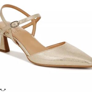 Beautiful gold naturalizer pumps!